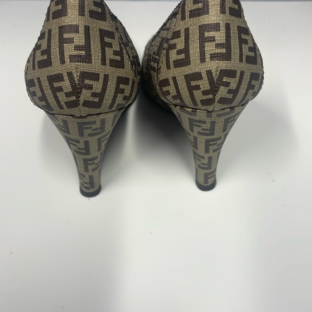 FENDI Women's Black and Tan Pumps. Size 5 - Picture 5 of 11